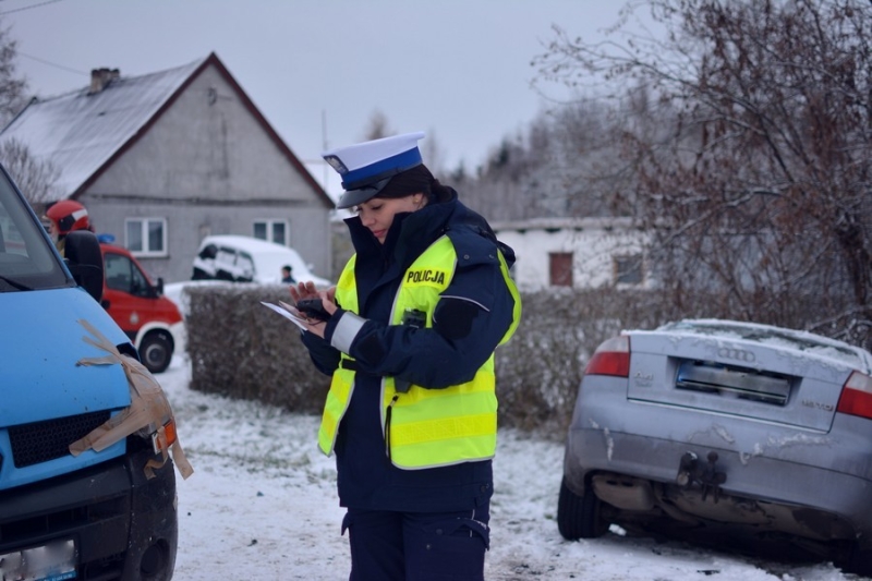 Uwaga. Ślisko na drogach. Policjanci apelują o ostrożność.