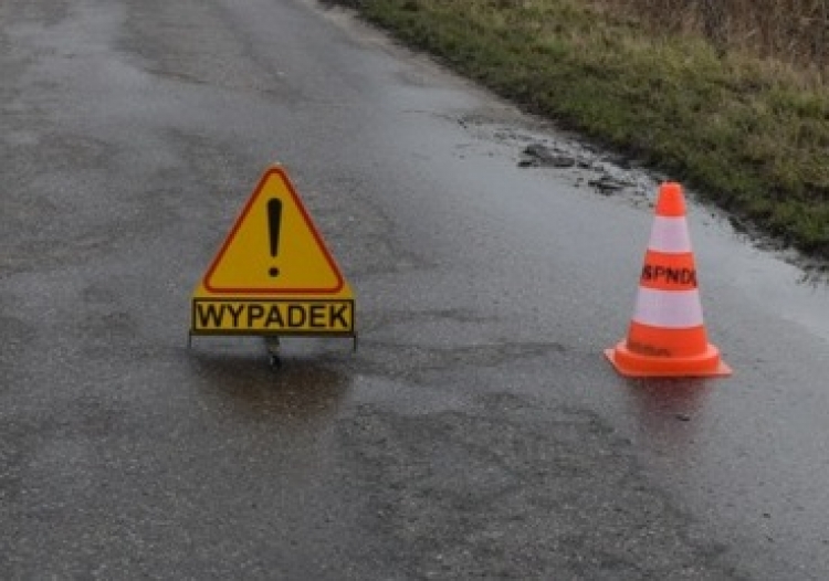 Gm.Ostaszewo. Trudne warunki i oblodzenie na drogach. BMW uderzyło w drzewo.