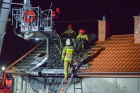 Pożar poddasza w Niedżwiedzicy gm.Stegna. W akcji brało udział 9 zastępów straży pożarnej.