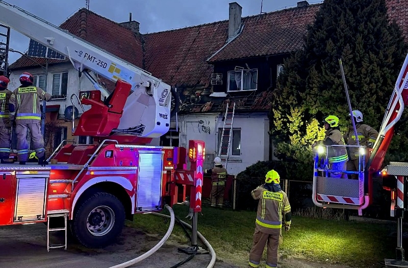 Pożar domu jednorodzinnego w Jazowej. 20 osób ewakuowało się przed przyjazdem służb