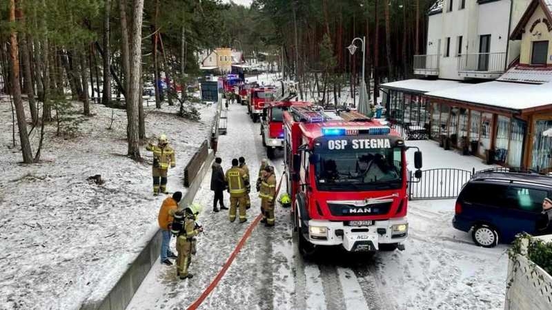 Sztutowo. Pożar w pensjonacie opanowny.