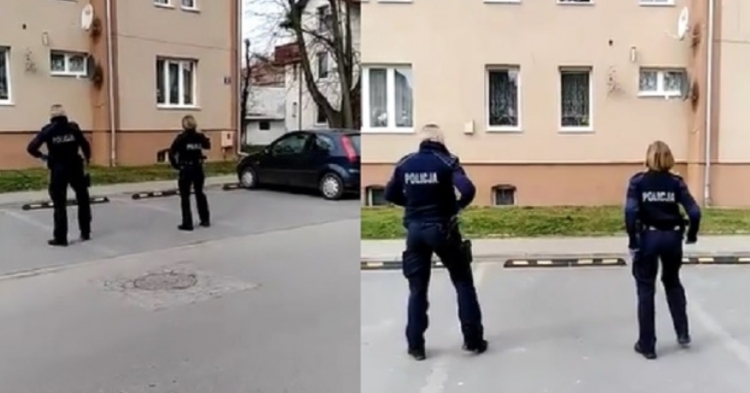 Policja nowodworska tańczy dla dzieci w kwarantannie