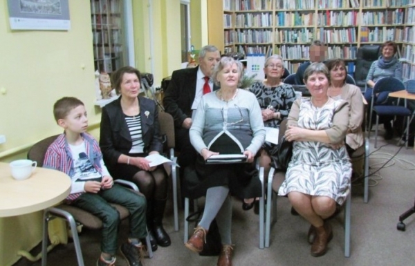 Szóste, wspólne śpiewanie kolęd w bibliotece.