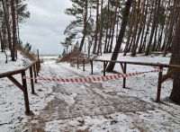 Zejścia plażowe uszkodzone i podmyte po ostatnim sztormie. Należy zachować ostrożność.