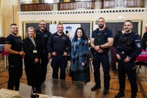 Policjanci na Targach Pracy w Nowym Dworze Gdańskim.