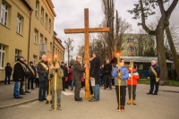 Tradycyjna Droga Krzyżowa w Nowym Dworze Gdańskim: modlitwa i refleksja wiernych na ulicach miasta.