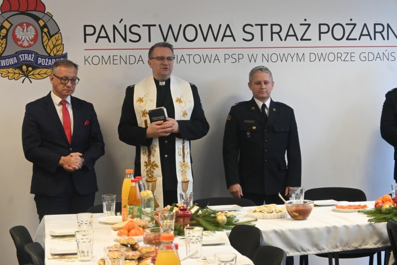 Wigilia nowodworskich strażaków z udziałem Starosty Nowodworskiego Jacka Grossa.