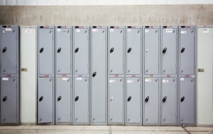 Bezpieczne i ergonomiczne miejsce pracy – jakie meble przemysłowe wybrać?