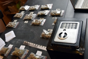 Elbląg: W centrum Elbląga zatrzymali dilera. W jego mieszkaniu policjanci znaleźli 2 kg narkotyków 