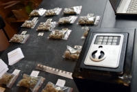 Elbląg: W centrum Elbląga zatrzymali dilera. W jego mieszkaniu policjanci znaleźli 2 kg narkotyków