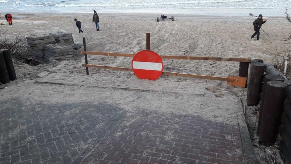 Zejście na plaże w Sztutowie naprawione. Znak wjazdu został wyrzucony.