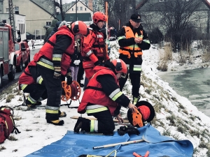 Nowy Dwór Gdański. Ćwiczenia i pokazy z ratownictwa na lodzie.