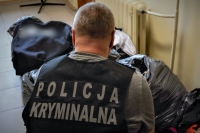 Nowodworscy policjanci zabezpieczyli podrobioną odzież i torebki warte 300 tys. złotych