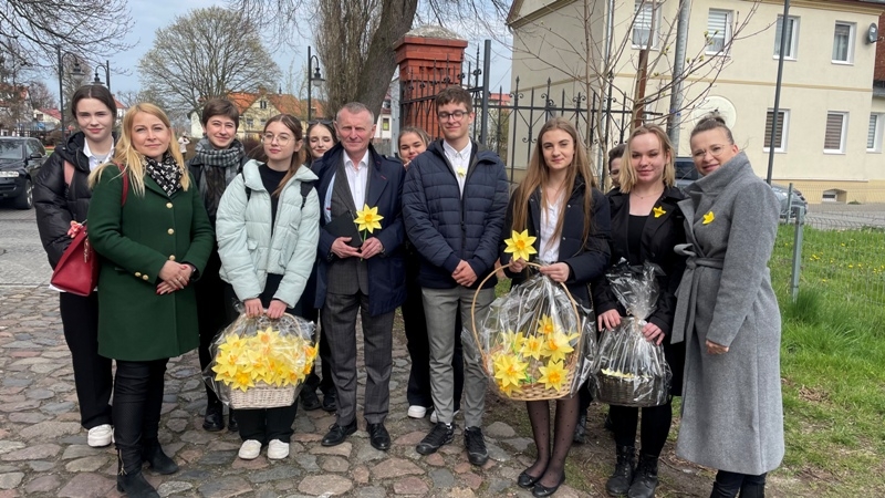 Nowy Dwór Gdański. Akcja Żonkile w nowodworskim liceum - gest pamięci i szacunku.