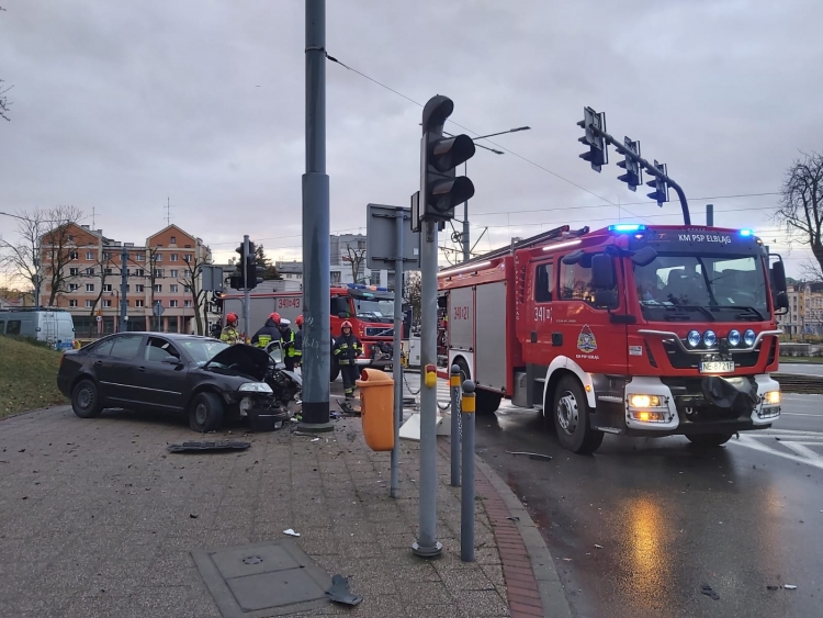 Pijany 19-latek uderzył w słup i wyleciał z auta. [ Wideo ]