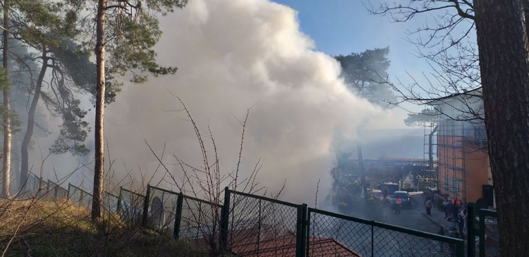 Krynica Morska. Pożar garażu. Sytuacja opanowana. Na miejscu służby.