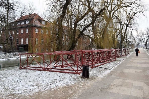 Nowy Dwór Gdański. Rozpoczęto budowę tymczasowej kładki nad Tugą.