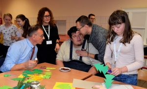 Nowy Dwór Gdański. Wolontariusze z SP 2 wspólnie z podopiecznymi OREW przygotowali świąteczne ozdoby