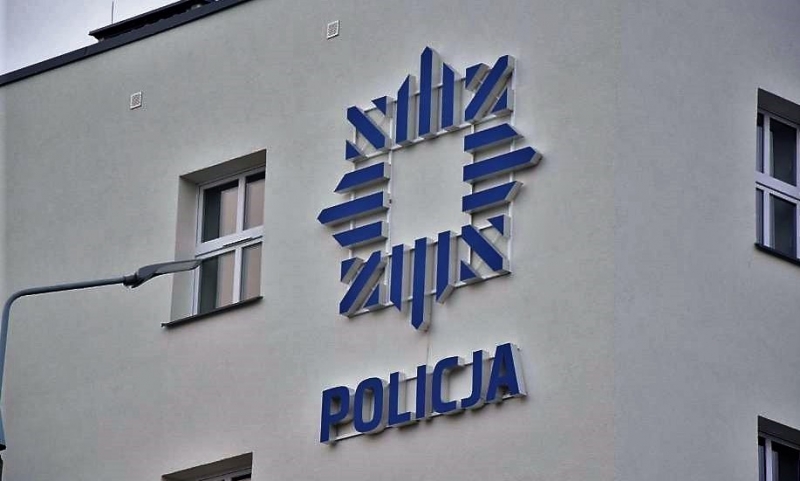 Policja szuka świadków aktu wandalizmu i kolizji na terenie Malborka.