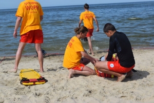 Bądźmy ostrożni podczas wypoczynku. 2 utonięcia nad morzem. Policja ostrzega.