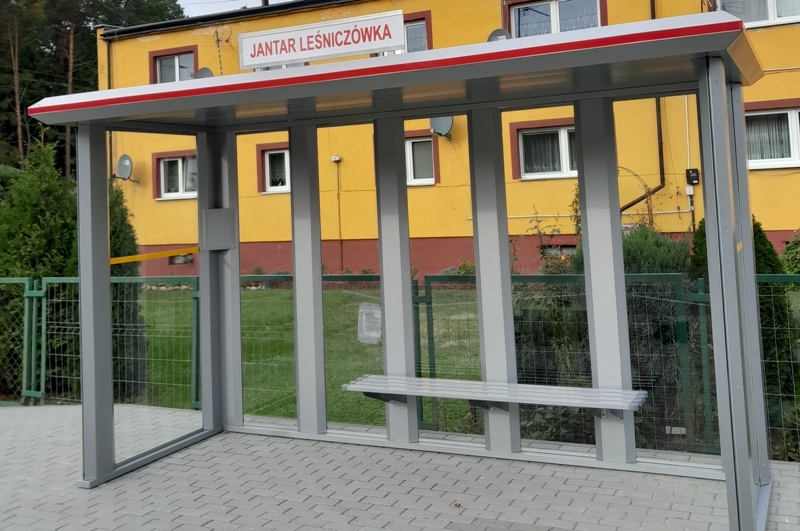 Wiata przystankowa z Funduszu Sołeckiego powstała we wsi Jantar – Leśniczówka.
