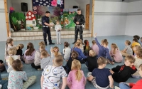 „Jednośladem bezpiecznie do celu&quot; – spotkanie policjantów z najmłodszymi uczniami SP nr 1 w Nowym Dworze Gdańskim