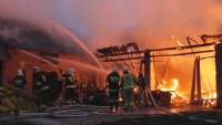 14 zastępów straży pożarnej w Głobicy walczą z ogniem o dom.