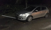 Ostaszewo. Nietrzeźwy z sądowym zakazem uderzył w znak drogowy.