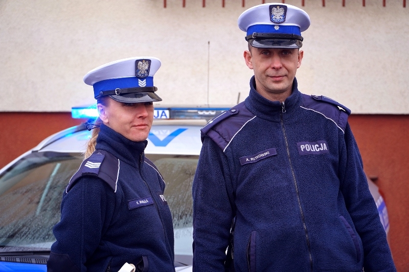 Nowodworscy policjanci pomogli nieprzytomnej kobiecie.