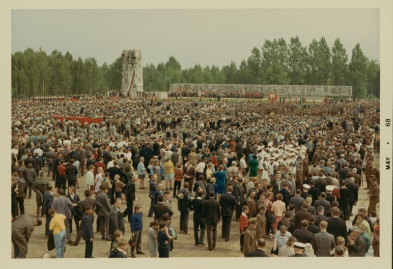 Uroczystość odsłonięcia Pomnika Walki i Męczeństwa autorstwa Wiktora Tołkina, maj 1968, Archiwum Muzeum Stutthof w Sztutowie 