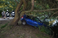 Żuławki. Przebił barierki, przejechał między drzewami i wpadł do stawu - 26.07.2018