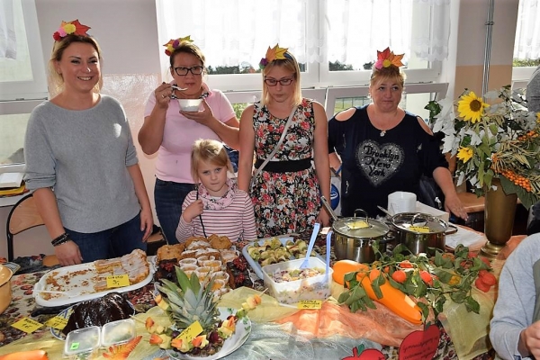 Sztutowo. II Rodzinny Piknik ,, Na Zdrowie &quot; Bogactwo smaków i kolorów. Tłumy smakoszy.