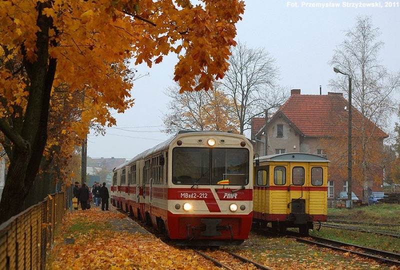 Nowy Dwór Gd. Kolejką na Wszystkich Świętych.