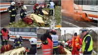 Nowy Dwór Gd. Pożar autobusu, dzieci wpadły do rzeki. Ćwiczenia Służb Mundurowych - 14.12.2017