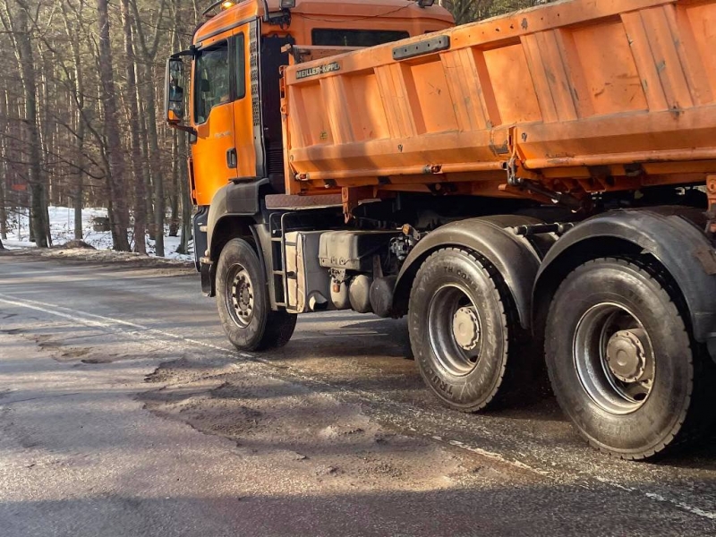 Ciężarówki z budowy przekopu zniszczyły nawierzchnię drogi 501. Zarząd dróg zabiega o środki na remont.