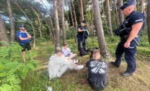 Siedział z narkotykami przy plaży, nie wiedząc, że obok są policjanci. 17-latek został zatrzymany. Grożą mu teraz 3 lata więzienia.