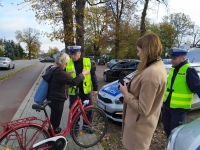 „Rowerzysto bądź widoczny” Policjanci rozdawali latarki.