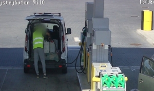 Podejrzany o liczne kradzieże paliwa w rękach policjantów.