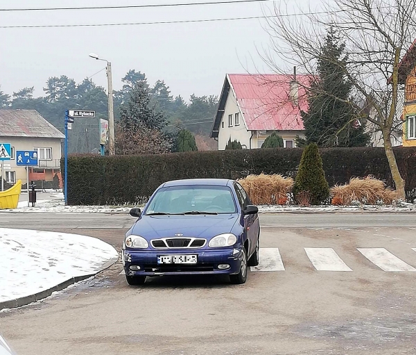 Kąty Rybackie. Mistrzowie parkowania. Stanęła na pasach.