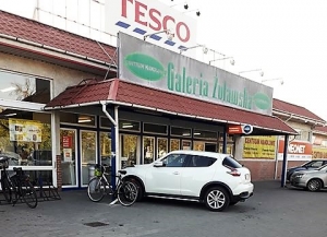 Nowy Dwór Gd. Mistrzowie parkowania. Nissanem do Tesco.