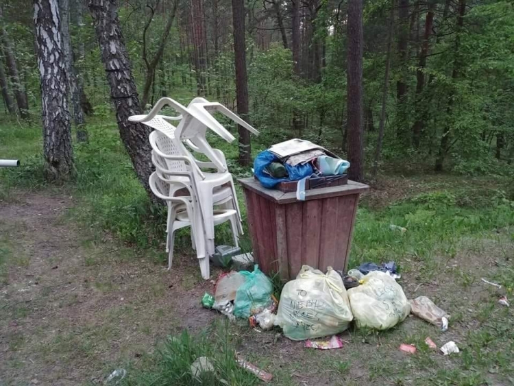 Mikoszewo. Pomóż wskazać kto zostawia po sobie śmieci.