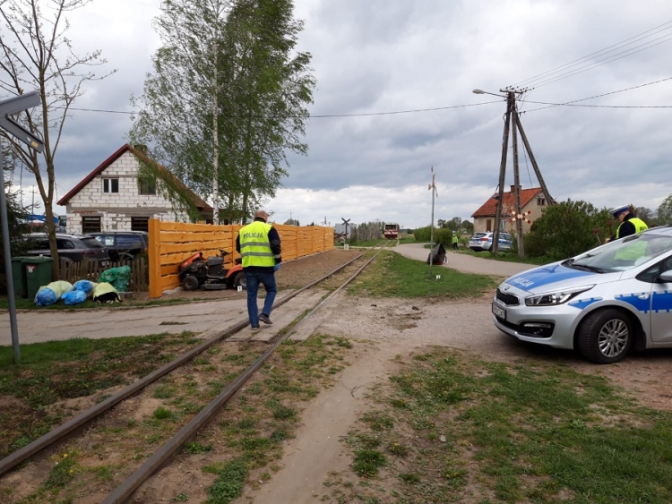  Policjanci wyjaśniają przyczyny wypadku z wąskotorówką w Rybinie.