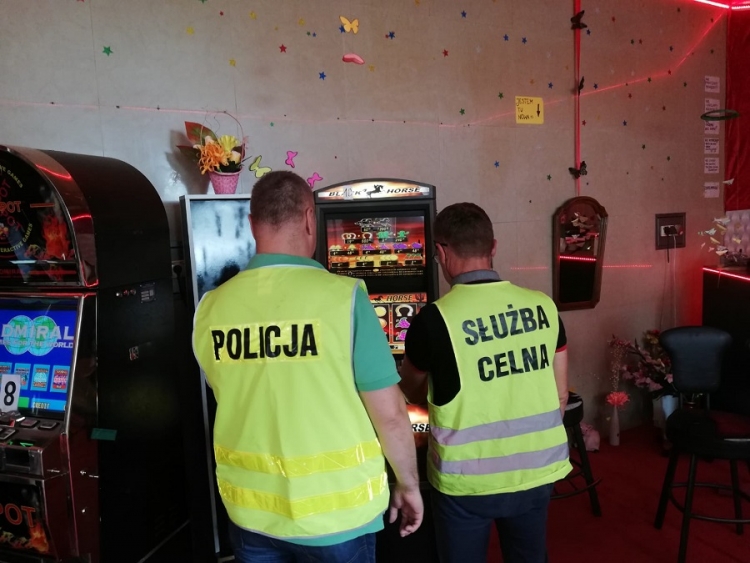 Nowy Dwór Gdański. Wspólne działania policji z urzędem celno-skarbowym.