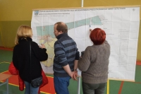 Sztutowo. Dyskusja publiczna nad przyjętymi w projekcie studium rozwiązaniami.