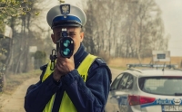 Przekroczyli prędkość w obszarze zabudowanym o ponad 50 km/h. Stracili prawo jazdy.