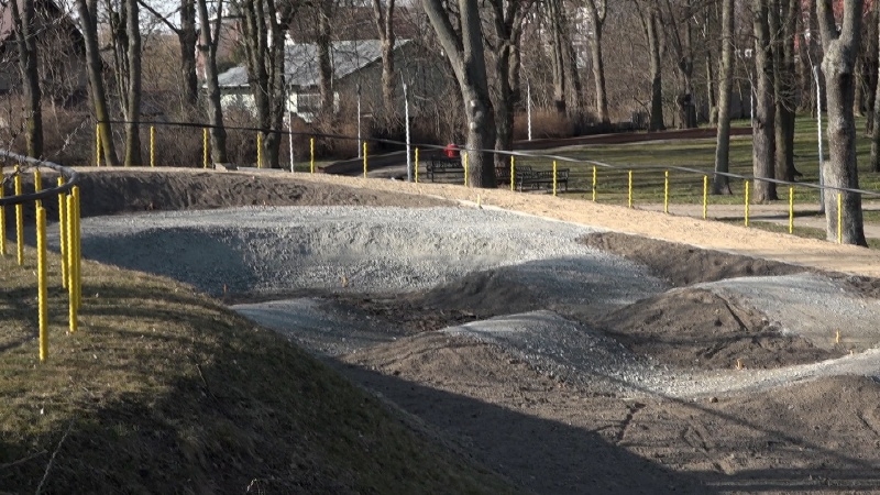 Nowy Dwór Gdański. W parku miejskim trwa budowa pumptracku.